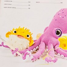 Load image into Gallery viewer, Bookazine - Cruious Crochet Creatures