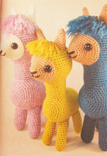 Load image into Gallery viewer, Bookazine - Everything you Need to Know about Crochet