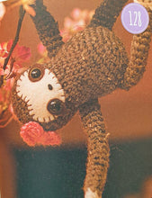 Load image into Gallery viewer, Bookazine - Simple Steps to Crochet
