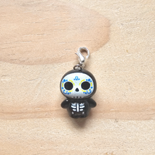 Load image into Gallery viewer, Stitch Markers - Resin Skellies
